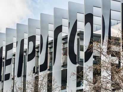 La banca pide a Repsol retrasar la OPV de sus renovables y buscar un socio