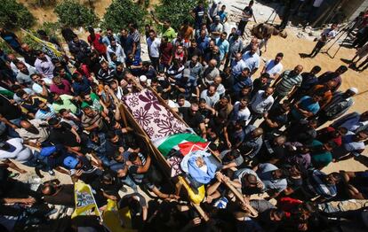 Palestinos cargan el cuerpo de Eyad Gheith, que fue tiroteado por soldados israelíes, tras un ataque en la ciudad ocupada de Hebrón, en Cisjordania.
