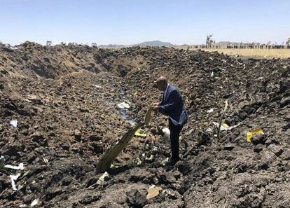 Dos de los pasajeros, de los que aún no se ha revelado su identidad, son españoles, según confirma el ministerio de Asuntos Exteriores. En la imagen, el presidente de la compañía Ethiopian Airlines, Tewolde Gebremariam, observa los restos del avión siniestrado.