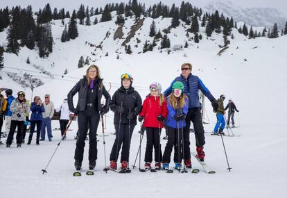 Guillermo y Máxima de Holanda están disfrutando de la nieve junto a sus hijas, Alejandra, Ariadna y Catalina, en estos días de vacaciones invernales. Los cinco han posado este lunes en un resort de esquí en Lech am Arlberg, Austria