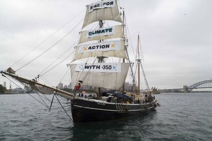Un barco de la organización Rise for Climate pide acción contra la influencia humana en el cambio climático.
