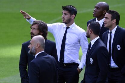 El delantero español Álvaro Morata con compañeros de la Juventus en el césped del Santiago Bernabéu.