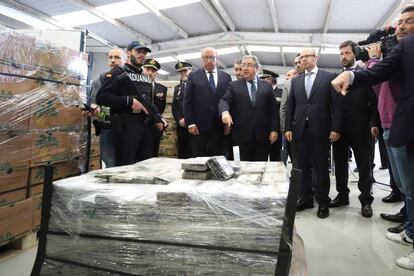 El ministro del Interior, Juan Ignacio Zoido ante el alijo de casi nueve toneladas de cocaína incautadas en el puerto de Algeciras (Cádiz).