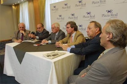 De izquierda a derecha, Alfredo Matus, José Moreno de Alba, Víctor García de la Concha, César Antonio Molina, Umberto López Morales y Álex Grijelmo.