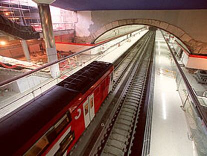 Un tren de cercanías circula por la futura macroestación de Nuevos Ministerios.