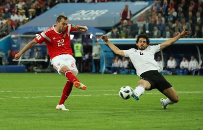 El jugador Artem Dzyuba dispara a puerta para lograr el tercer tanto de su equipo.