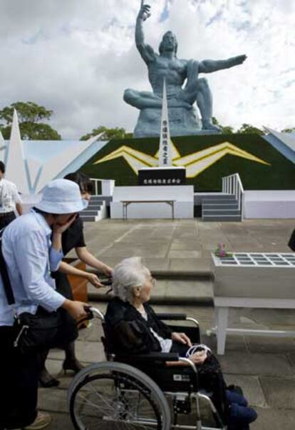 Unas mujeres visitaban ayer el Parque de la Paz, en Nagasaki.