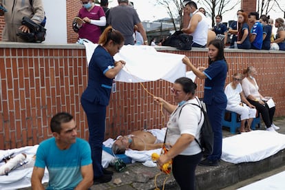 Personal médico de la clínica Primavera evacua pacientes tras fuerte sismo en Villavicencio, Colombia.