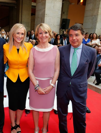 Cristina Cifuentes, a la izquierda, jura como presidenta de la Comunidad de Madrid en la Real Casa de Correos en Sol junto a Esperanza Aguirre e Ignacio González, en 2015.