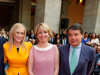 Cristina Cifuentes, a la izquierda, jura como presidenta de la Comunidad de Madrid en la Real Casa de Correos en Sol junto a Esperanza Aguirre e Ignacio González, en 2015.