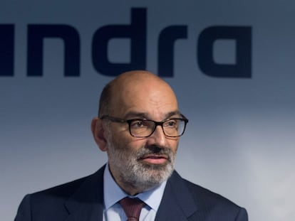 El presidente de Indra, Fernando Abril-Martorell, durante la inauguración de un centro tecnológico especializado en Sant Joan Despí (Barcelona), en 2019.