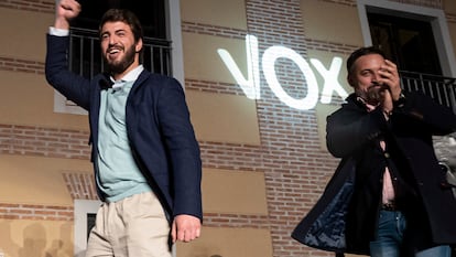 El candidato de VOX a la Presidencia de Castilla y León, Juan García-Gallardo (a la izquierda), y el presidente de Vox, Santiago Abascal, este domingo en Valladolid.