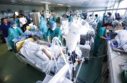 Vista de la Unidad de Cuidados Intensivos `UCI´ a media mañana en pleno rendimiento con 7 pacientes ingresados.
