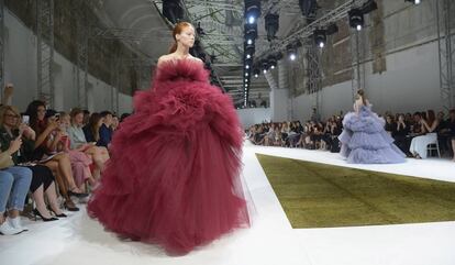 Una de las propuestas de alta costura presentadas por Giambattista Valli el lunes en el Grand Palais de París.