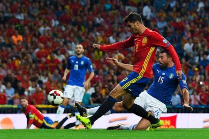 Alvaro Morata marca el tercer gol de España.