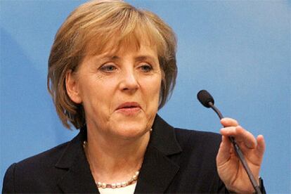 Una decepcionada Angela Merkel, que esperaba una cómoda victoria, comparece esta noche ante los medios.