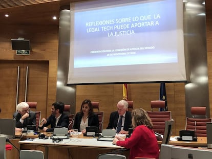 Los representantes de ELTA y reclamador.es durante su intervención en el Senado.