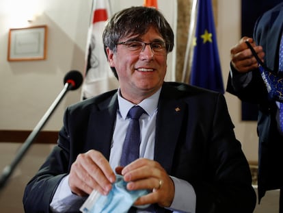 Carles Puigdemont en una rueda de prensa este lunes en Alguer (Cerdeña, Italia).