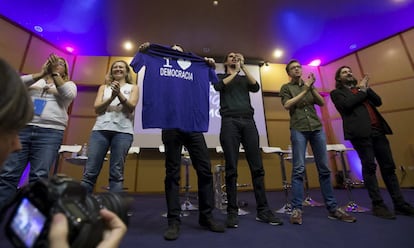 Pablo Iglesias, tapado con una camiseta en la que se lee 'I love democracia', junto a los miembros de su equipo durante el acto electoral celebrado en Santa Cruz de Tenerife.
