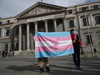 Concentración convocada frente al Congreso de los Diputados contra la Ley Trans en Madrid el pasado 18 de febrero.