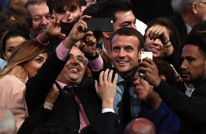 El exministro Macron posa con varios seguidores tras un mitin este martes.