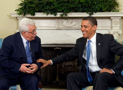El presidente de Estados Unidos, Barack Obama (derecha), conversa con el presidente, Mahmud Abbas, ayer en Washington.