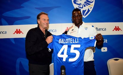 Mario Balotelli, con el presidente del Brescia, Massimo Cellino, el pasado agosto, el día de su presentación.