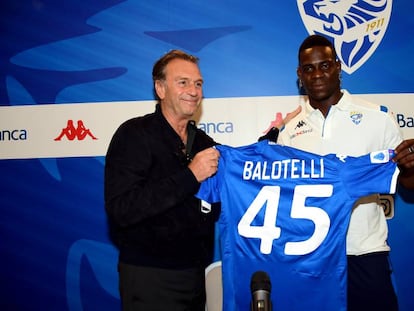 Mario Balotelli, con el presidente del Brescia, Massimo Cellino, el pasado agosto, el día de su presentación.