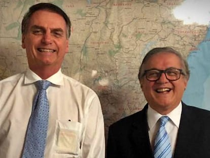 O presidente Jair Bolsonaro ao lado de Ricardo Vélez Rodríguez.