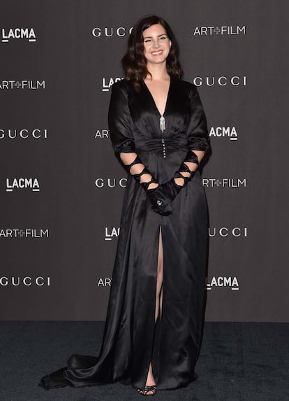 Lana Del Rey es otra de las invitadas que ha elegido Gucci para asistir a la gala. La cantante ha lucido un diseño satinado negro con mangas recortadas de la colección Primavera-Verano 2019 del diseñador.