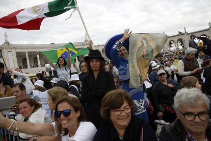 Alegría entre los creyentes mientras esperan al Papa Francisco, a las afueras del Santuario de Nuestra Señora de Fátima.