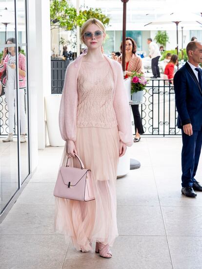 La actriz también se paseó por Cannes con este conjunto rosa pastel de falda y jersey transparente con chaqueta y bolso a juego de Louiza Babouryan. Llaman especialmente la atención sus zapatos de cuero de Gucci del mismo tono.


 