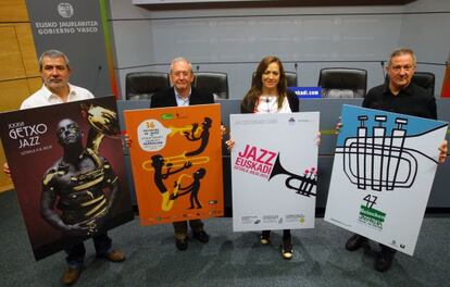 De izquierda a derecha, los directores de los festivales de jazz de Getxo, Iñaki Saitua; Vitoria, Iñaki Añua, y San Sebastian, Miguel Martín, junto a la directora de Turismo, Isabel Muela, ayer en la presentación en Bilbao de la temporada.