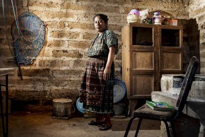 Nicolasa, de 34 años, es indígena perteneciente a la etnia kaqchikel. Nunca pasó de tercero de primaria. Quiso seguir estudiando, pero su padre y su madre no lo consideraron oportuno por sus responsabilidades como mujer.