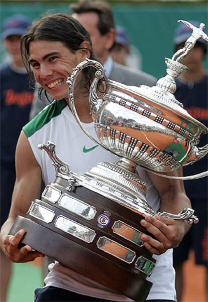 Rafael Nadal sostiene el Trofeo Conde de Godó de Tenis que ganó tras imponerse a su compatriota Tommy Robredo.