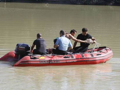 Un grupo especializado de los GEO busca en el Guadalquivir, ayer, a los dos menores desaparecidos en C&oacute;rdoba.