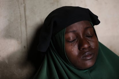 Una madre llora en su casa de Nigeria al día siguiente del secuestro de sus hijas en febrero de 2021.