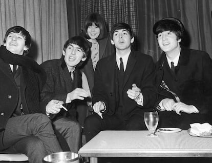 La periodista Maureen Cleave con los cuatro integrantes de la banda The Beatles en 1964.