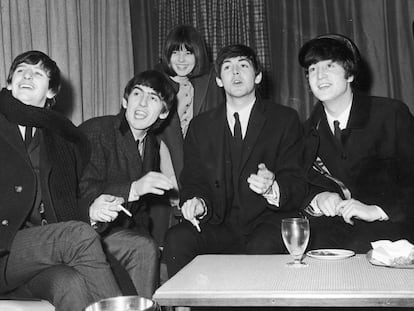 La periodista Maureen Cleave con los cuatro integrantes de la banda The Beatles en 1964.