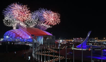 Lanzamiento de fuegos artificiales durante la ceremonia inaugural en el estadio olímpico de Fisht.