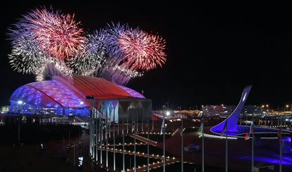 Lanzamiento de fuegos artificiales durante la ceremonia inaugural en el estadio olímpico de Fisht.
