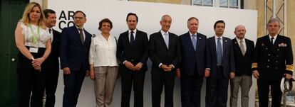 Foto de familia en la inauguración de ARCO Lisboa. Entre otros, el embajador de España en Portugal, Eduardo Gutiérrez Sáenz de Buruaga (segundo por la derecha); el alcalde de Lisboa, Fernando Medina (quinto por la derecha); el presidente de Portugal, Marcelo Rebelo de Sousa (sexto); el presidente del Comité Ejecutivo de Ifema, Clemente Gónzalez Soler (séptimo), el director de Ifema, Eduardo López-Puertas (octavo) y el director de ARCOlisboa, Carlos Urroz (noveno).