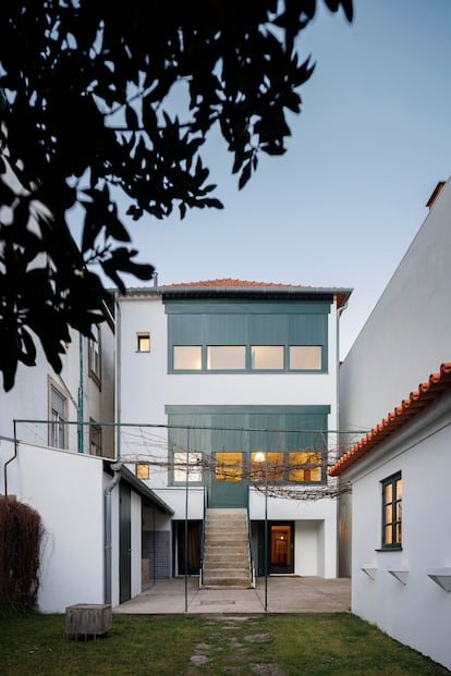 Vista desde el jardín interior de la casa, en Matosinhos, cerca de Oporto (Portugal).