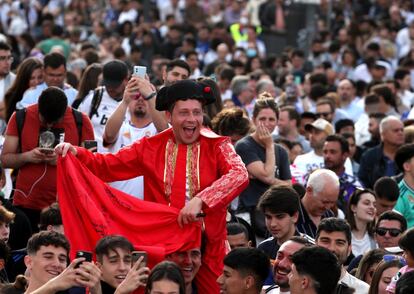 Un aficionado del Real Madrid vestido de torero, esta tarde en la celebración por el título conseguido por los blancos, en Madrid.