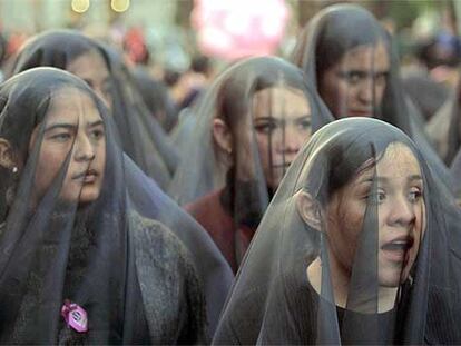 Marcha de mujeres, con velos de luto, en México DF, organizada en noviembre de 2002.