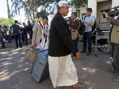 Un miembro de los Huthi que participa en las negociaciones parte del aeropuerto de la capital, Saná.
