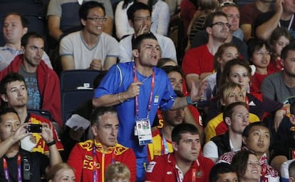 Juan Antonio Ramos, durante la final de su mujer Brigitte Yag&uuml;e.