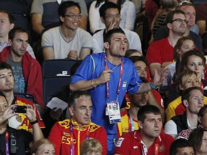 Juan Antonio Ramos, durante la final de su mujer Brigitte Yag&uuml;e.