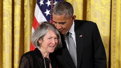 Glück, junto al presidente Obama en 2016, cuando recibió la medalla nacional de Humanidades.