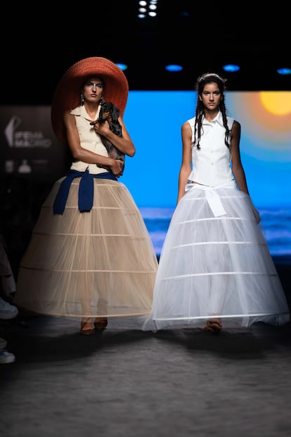 Dos modelos en el desfile de Ynésuelves, en la Mercedes Benz Fashion Week Madrid, este jueves 14 de septiembre.